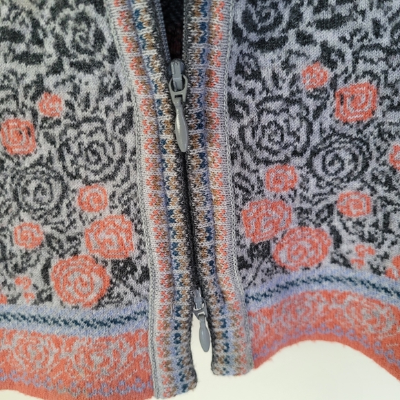 100% wool soft cozy Ivko roses sweater - Picture 3 of 7